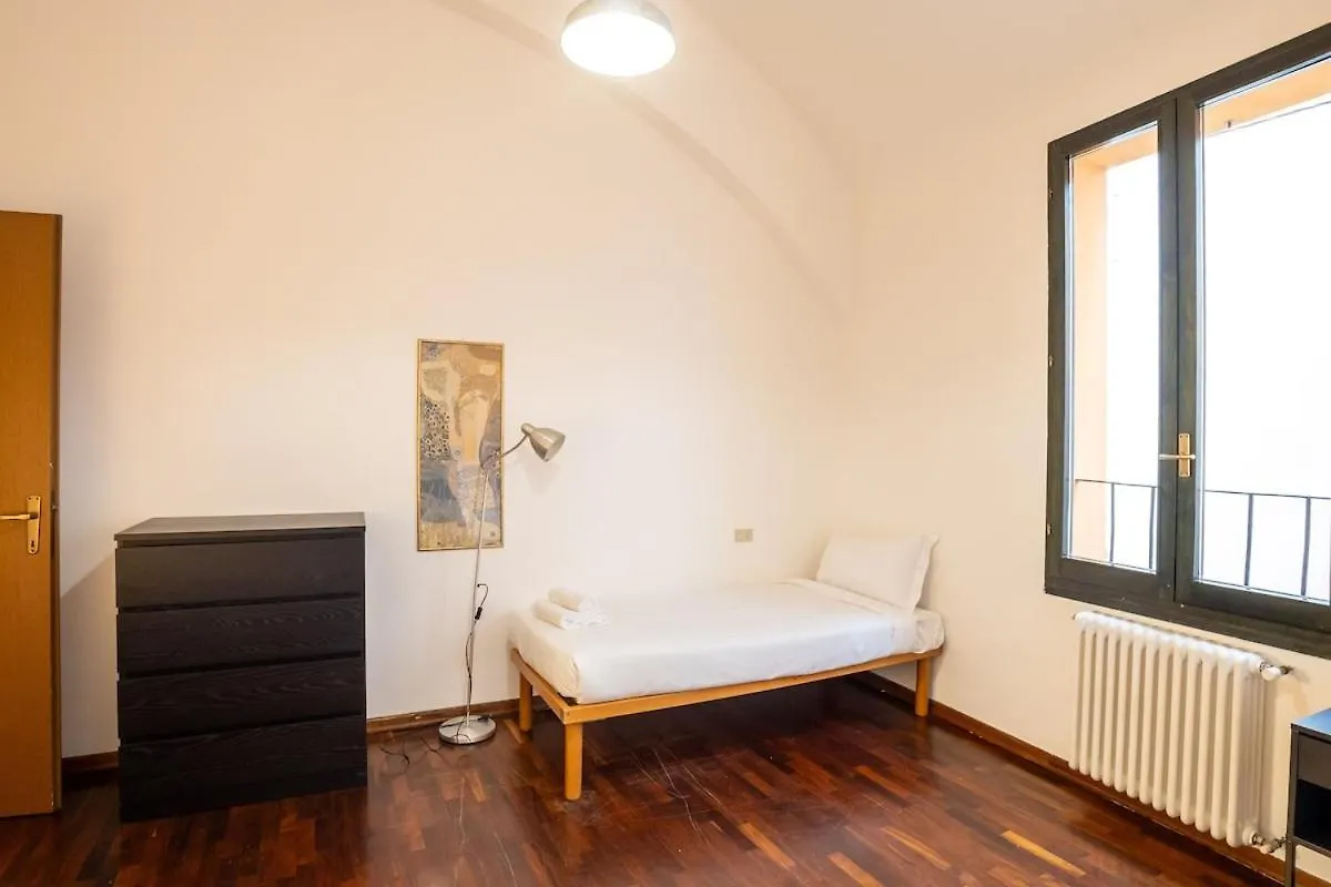 Getthekey Mura Di Porta S Felice Bologne Italie